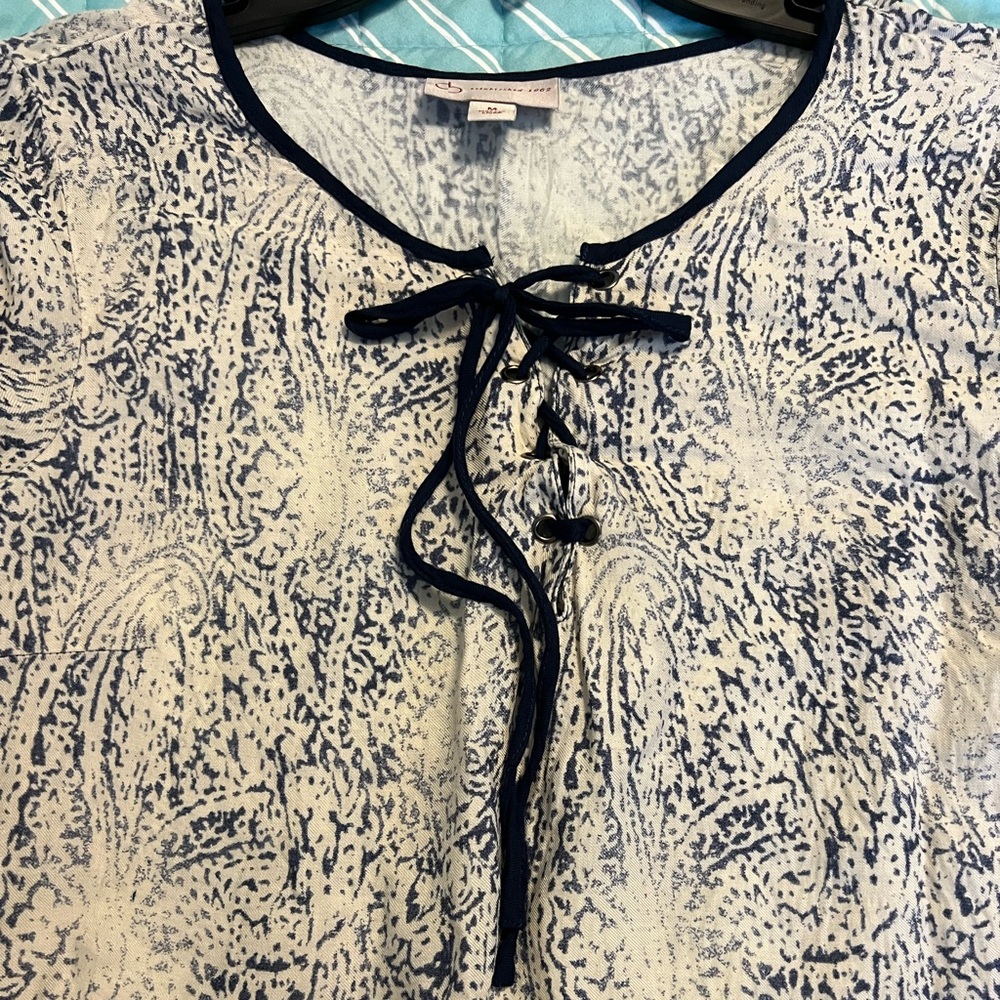 Women’s lightweight top, 3/4 length sleeve, pretty blues, top.
